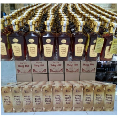 Công nhân sản xuất Rượu Yêu Dân Tộc