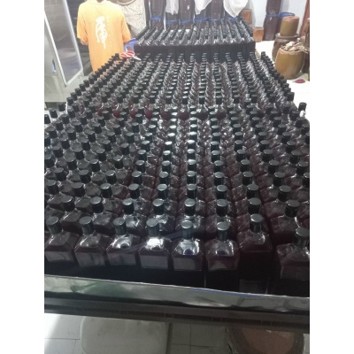 Công nhân sản xuất Rượu Yêu Dân Tộc